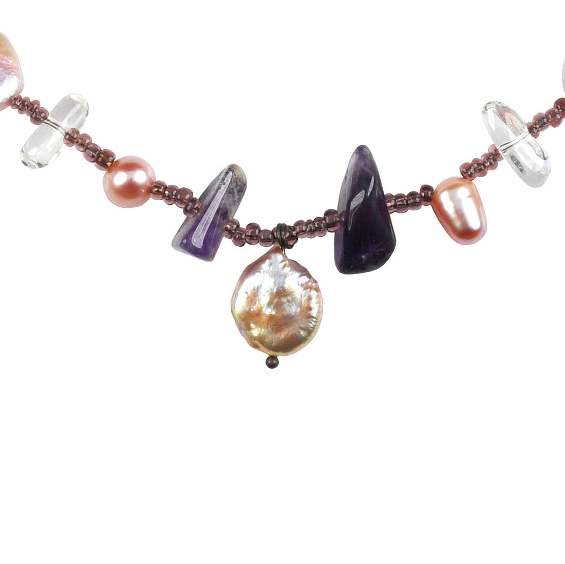 Detail van zoetwater parelketting met witte en zalm kleurige parels, amethist, bergkristal en magneetslotje | Fine