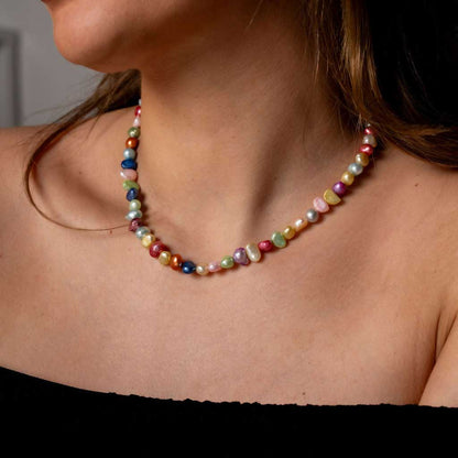 Zoetwater parelketting met vrolijk gekleurde parels en sterling zilver (925) op model | Decorative Pink