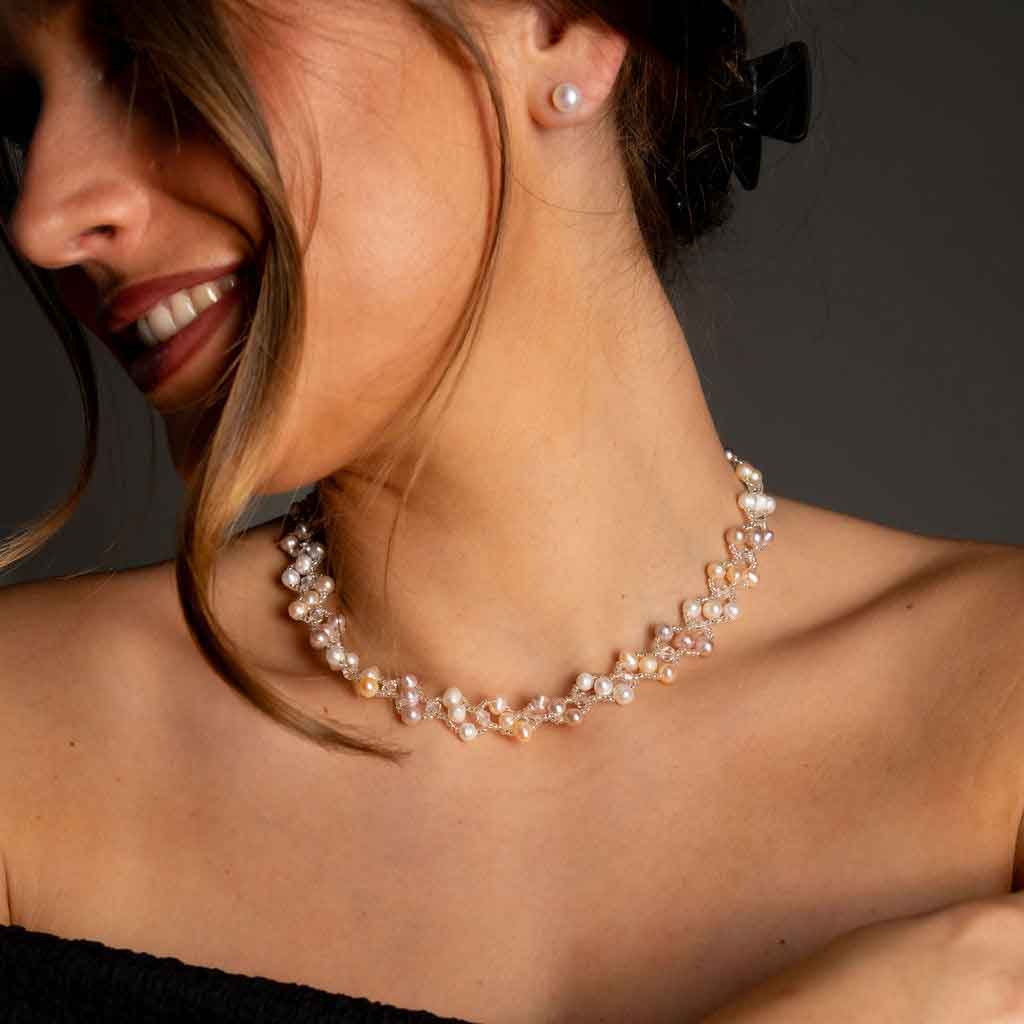 Zoetwater parelketting met witte, zalm en roze parels en magneetslot op model detail | Felicia