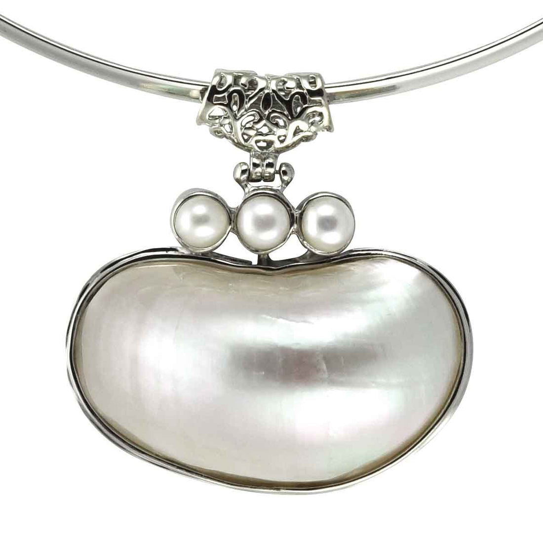 Detail van witte zoetwater parelketting met parelmoer | Three Pearl Shell