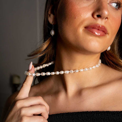 Handgeknoopte zoetwater parelketting met witte parels op model detail | Wola