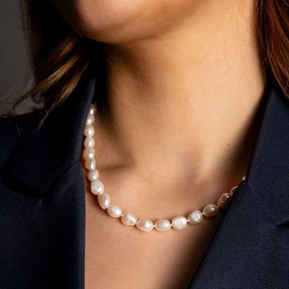 Handgeknoopte zoetwater parelketting met witte parels op model met blauw jasje | Wola