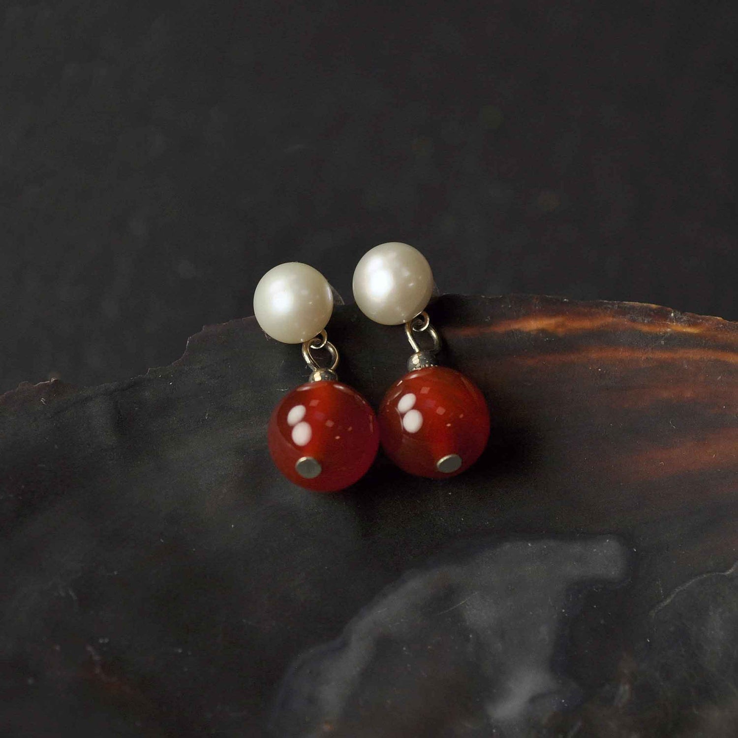 Zoetwater parel oorbellen met witte parel en rode agaat hangend aan schelp| Pearl Stud Red Agate