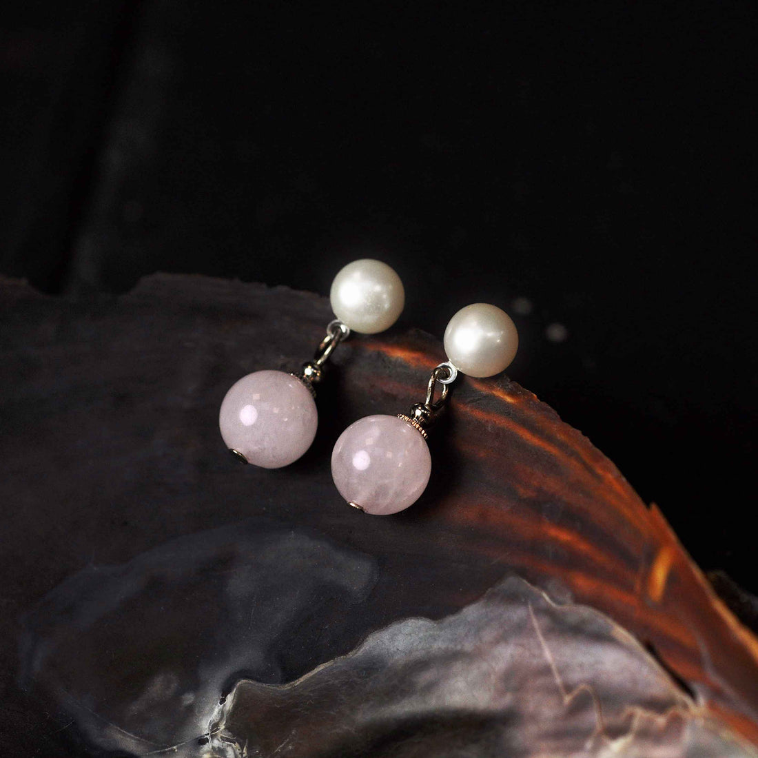 Zoetwater parel oorbellen met witte parel met rozenkwarts hangend in schelp | Pearl Stud Rose Quartz