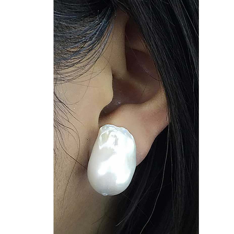 Grote witte zoetwater parel oorbellen met sterling zilver (925) in oor | Big Nucleated White Pearl