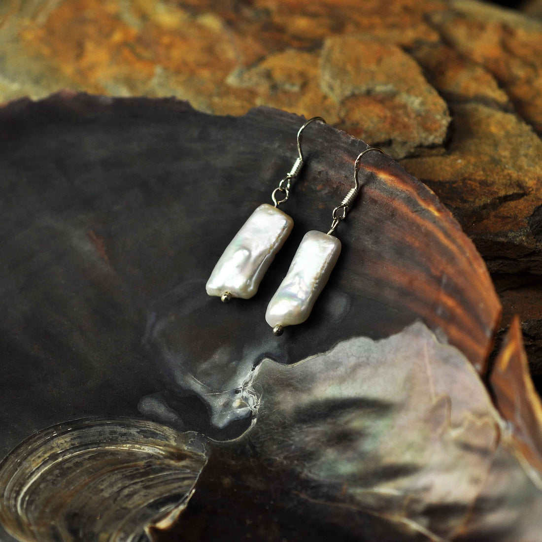 Zoetwater parel oorbellen met witte rechthoekige parels en sterling zilver (925) hangend in schelp | Pearl Rectangle White