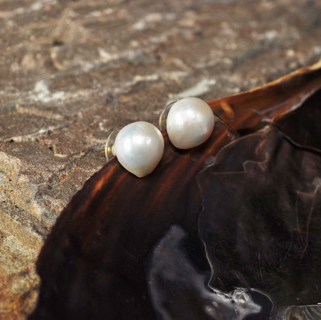 Grote witte barok parel oorbellen, grote witte zoetwater parel oorknoppen en goud sterling zilver (925) hangend aan schelp | Big White Baroque Pearl