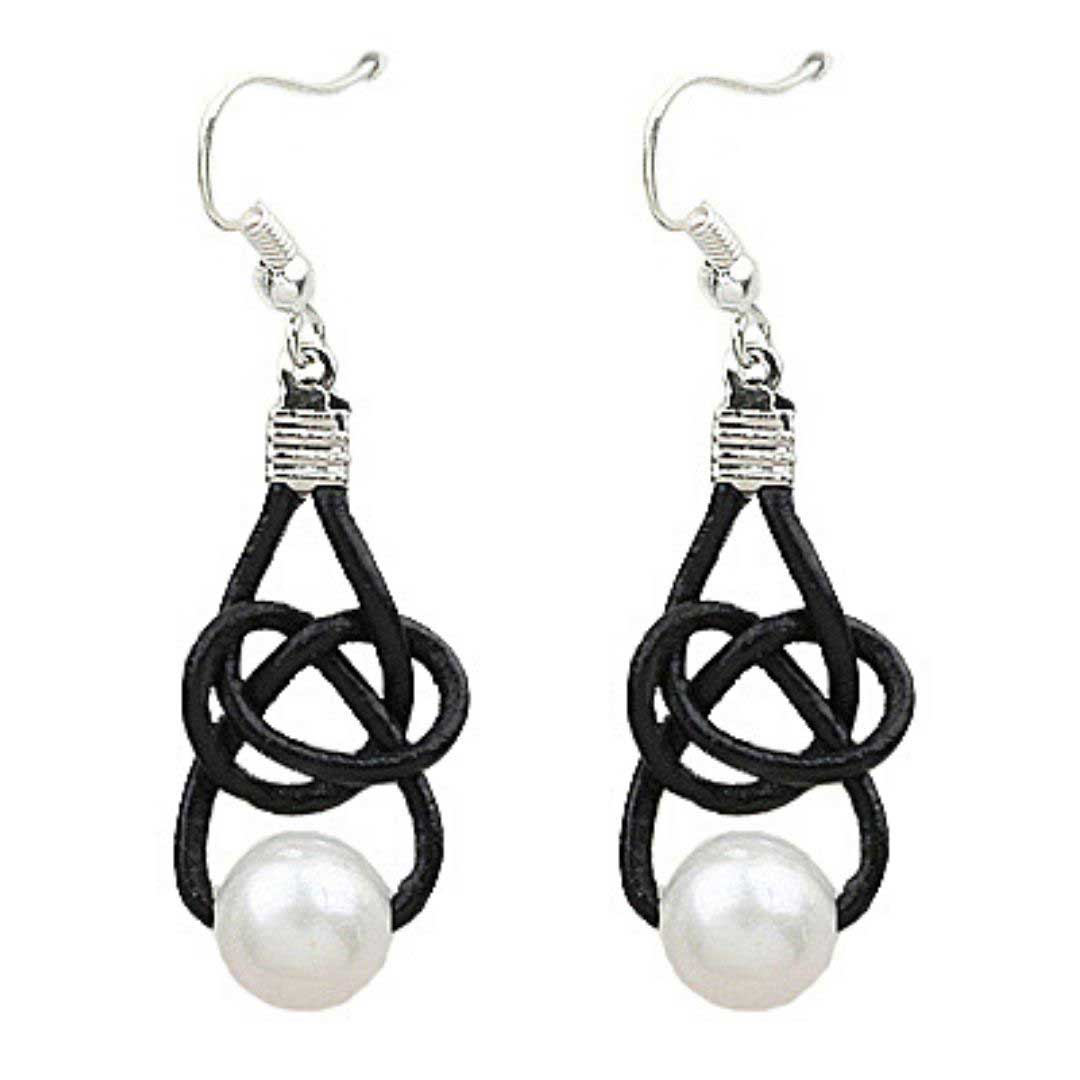 Witte zoetwater parel oorbellen met zwart leer en sterling zilver (925) | Black Leather Pearl White
