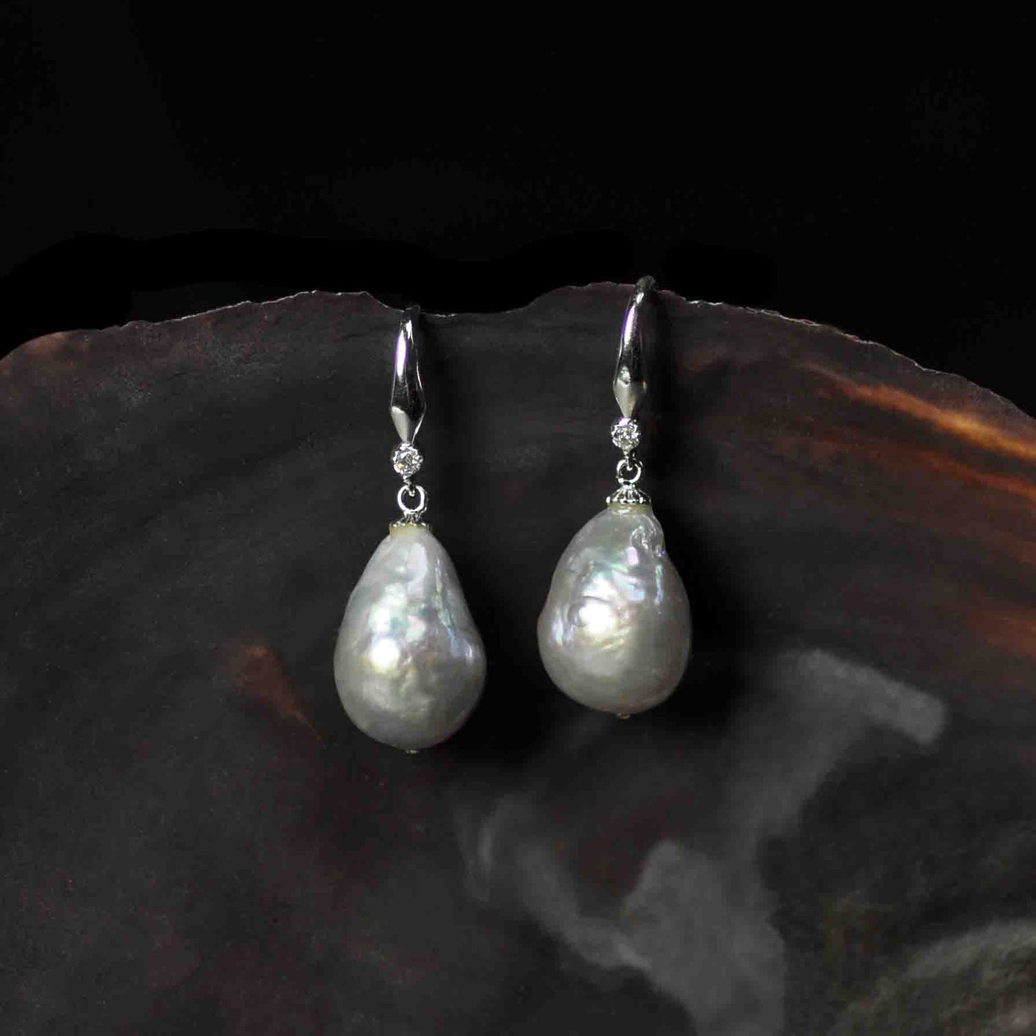 Grijze zoetwater parel oorbellen met sterling zilveren oorbelhaakjes en stras steentje hangend in schelp | Bling Kasumi Grey Pearl