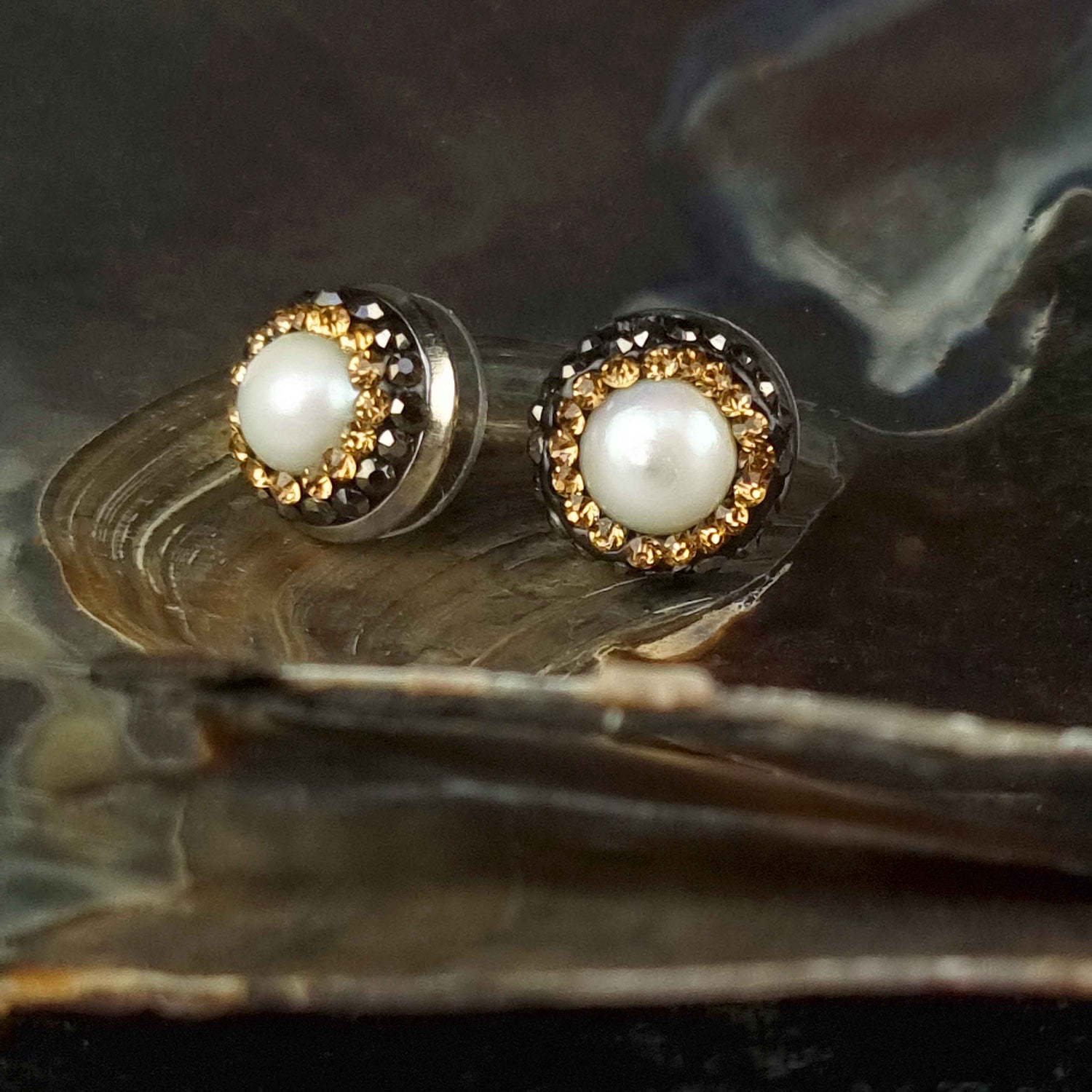 Witte zoetwater parel oorknopjes met stras steentjes, vooraanzicht, liggend in schelp | Bright Pearl Gold Small