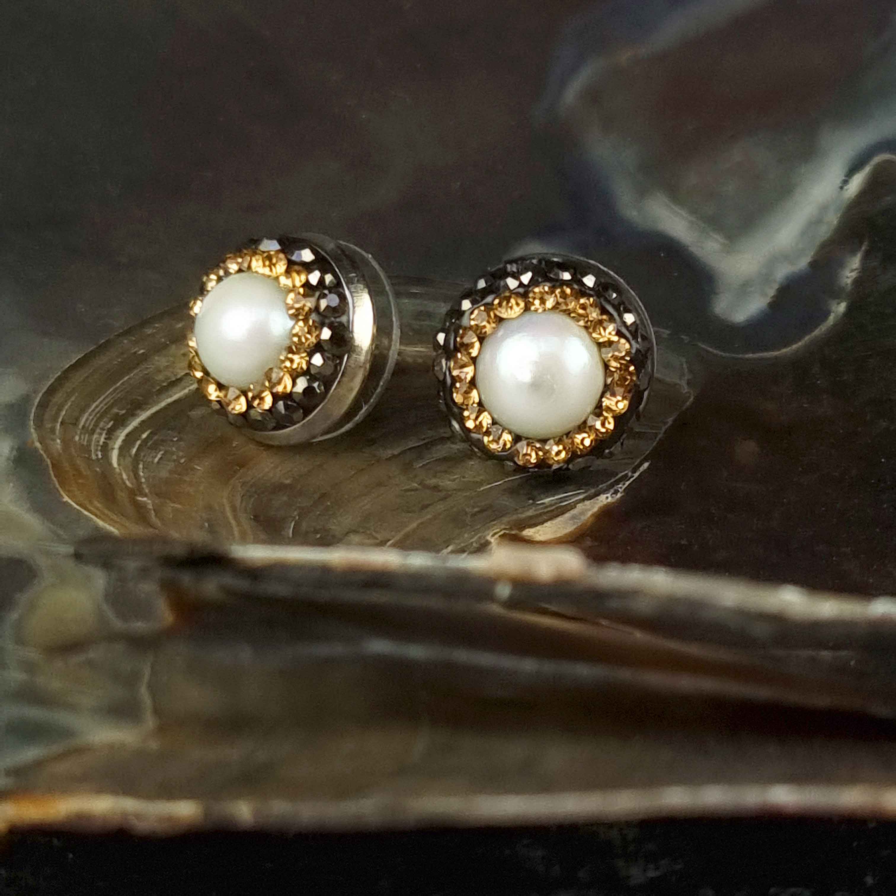 Witte zoetwater parel oorknopjes met stras steentjes, vooraanzicht, liggend in schelp | Bright Pearl Gold Small