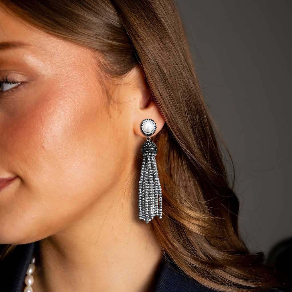 Lange zilveren zoetwater parel oorbellen met stras steentjes en zilver kristallen kwastje op model | Bright Pearl Silver Crystal Tassel
