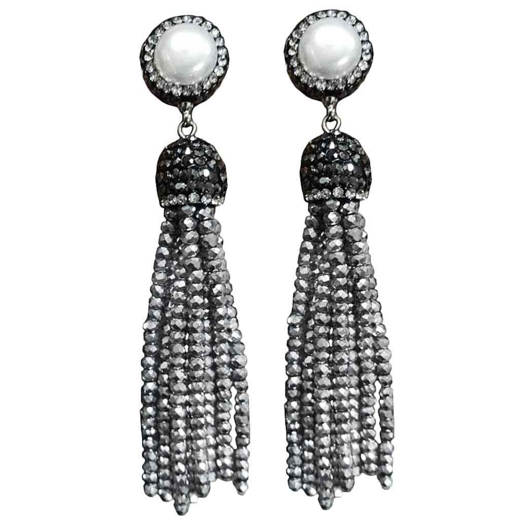 Lange zilveren zoetwater parel oorbellen met stras steentjes en zilver kristallen kwastje | Bright Pearl Silver Crystal Tassel