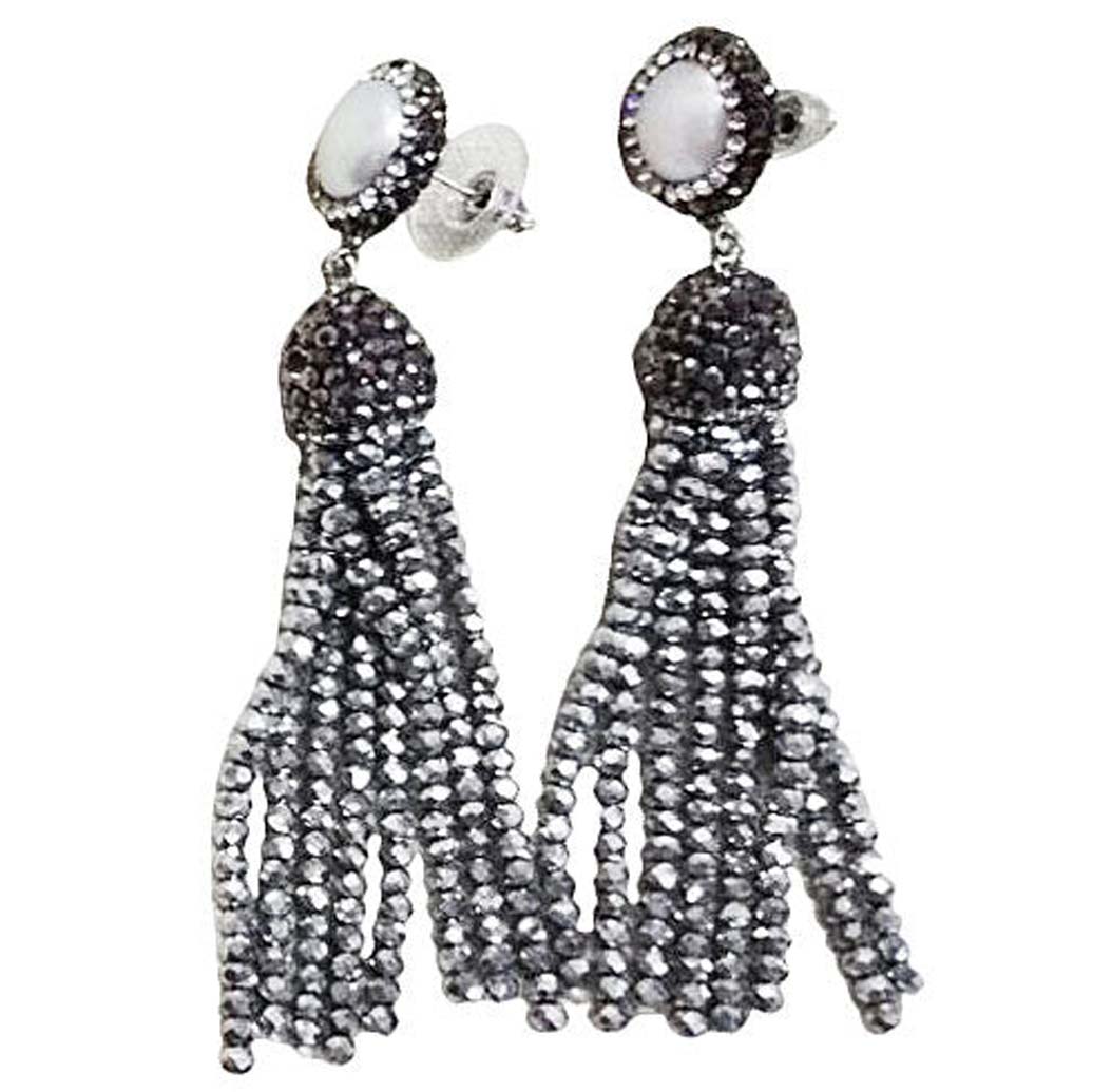 Lange zilveren zoetwater parel oorbellen met stras steentjes en zilver kristallen kwastje zijaanzicht | Bright Pearl Silver Crystal Tassel