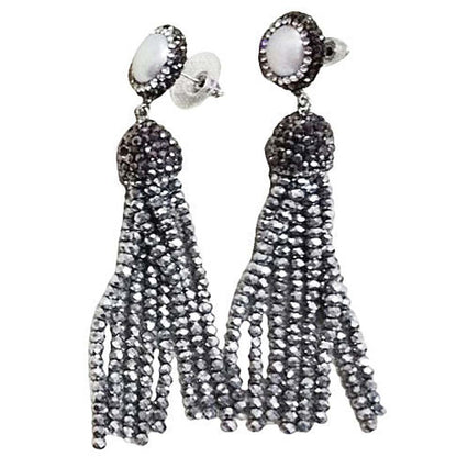 Lange zilveren zoetwater parel oorbellen met stras steentjes en zilver kristallen kwastje zijaanzicht | Bright Pearl Silver Crystal Tassel