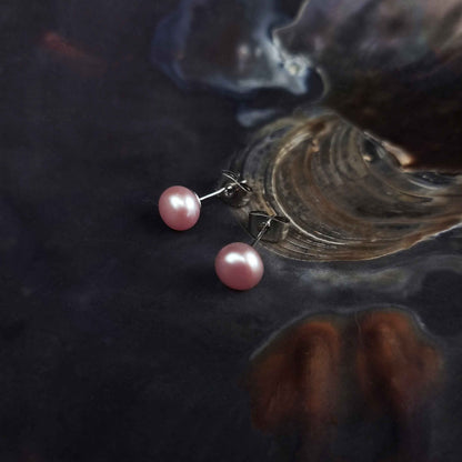 Zoetwater parel oorknopjes met roze parels en edelstaal liggend in schelp | Brit P