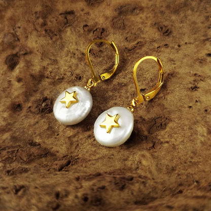 Witte zoetwater parel oorbellen met goud edelstaal en parel hanger met gouden ster liggend op schors | set Coin Pearl Golden Star