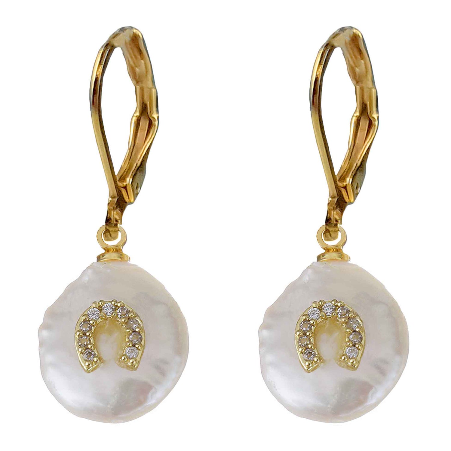 Witte zoetwater parel oorbellen met goud edelstaal en parel hanger is voorzien van stras steentjes in een hoefijzer | Coin Pearl Good Luck