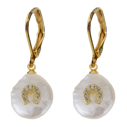 Witte zoetwater parel oorbellen met goud edelstaal en parel hanger is voorzien van stras steentjes in een hoefijzer | Coin Pearl Good Luck