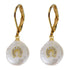 Witte zoetwater parel oorbellen met goud edelstaal en parel hanger is voorzien van stras steentjes in een hoefijzer | Coin Pearl Good Luck