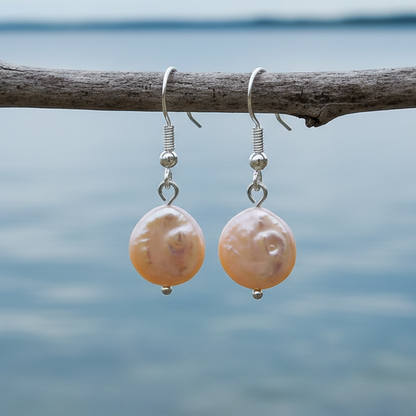 Zoetwater parel oorbellen met zalm kleurige parels en sterling zilver (925) hangend aan takje | Colly Peach