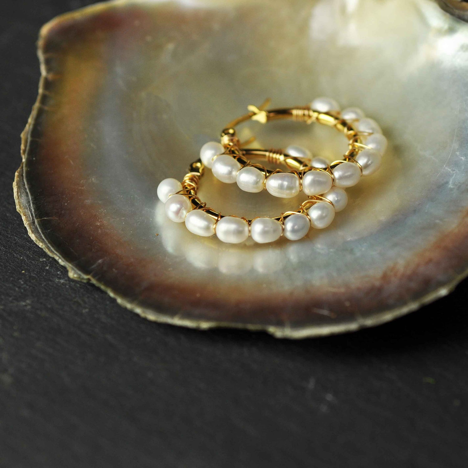 Witte zoetwater parel oorringen met goud edelstaal 2 oorbellen liggend in schelp | Golden Hope Rice Pearl