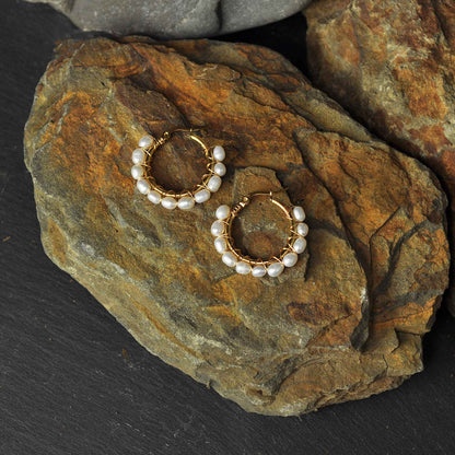 Witte zoetwater parel oorringen met goud edelstaal liggend op steen| Golden Hope Rice Pearl