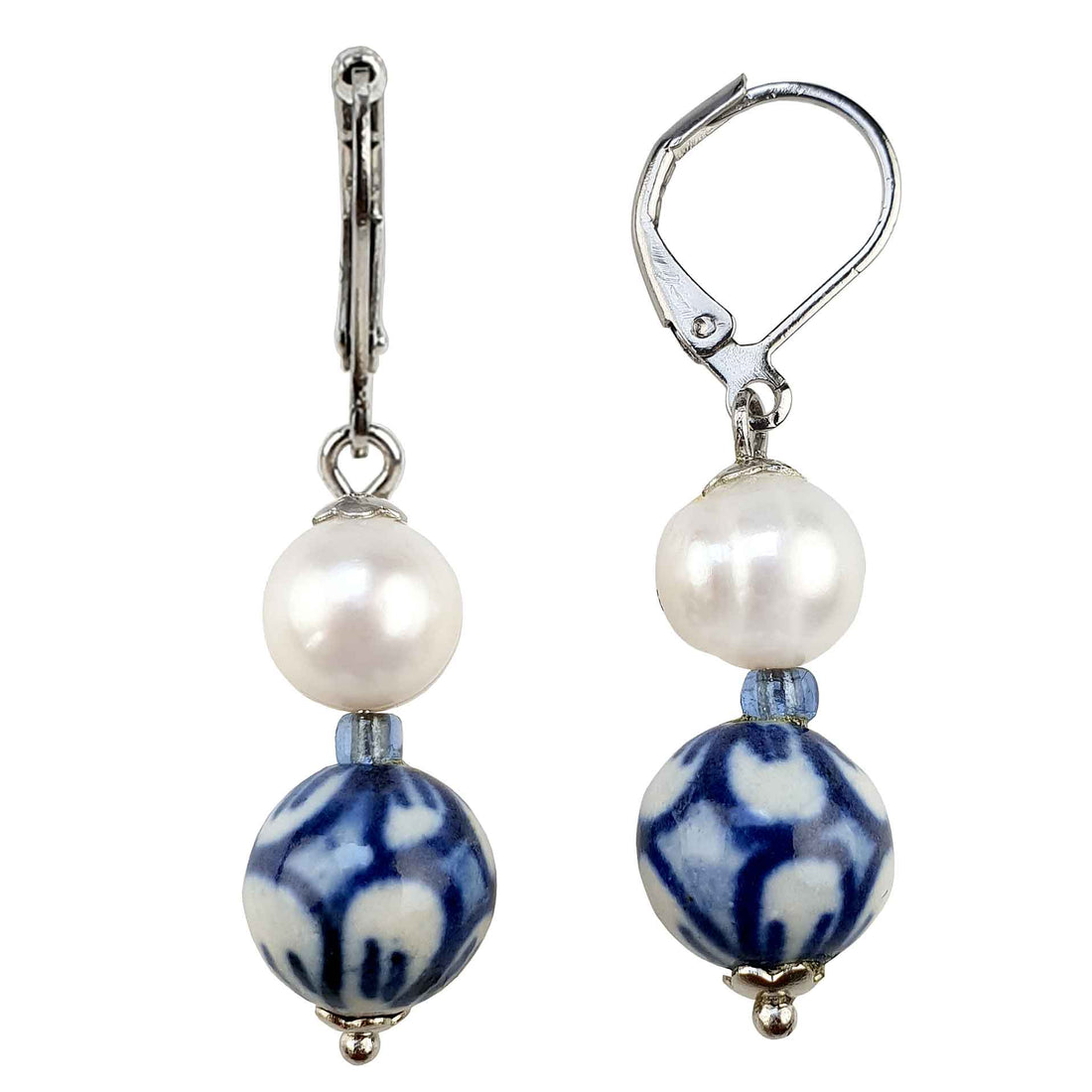Zoetwater parel oorbellen met witte parels, Delfts blauw ornament en edelstaal | Hollands Glorie Round Flower White