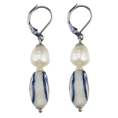 Zoetwater parel oorbellen met witte parels, Delfts blauw ornament en edelstaal, zijaanzicht | Hollands Glorie Tulp Wit