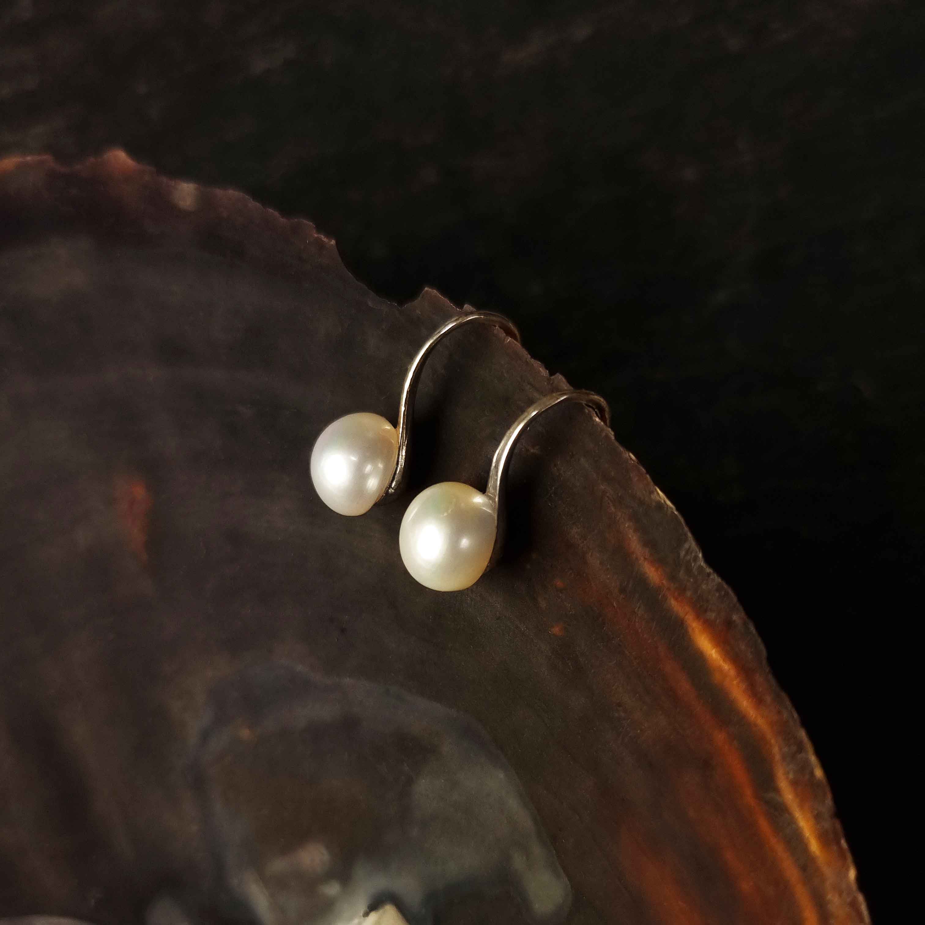 Witte zoetwater parel oorbellen hangend aan schelp | Leis White