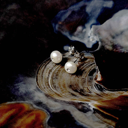 Witte zoetwater parel oorbellen met stras steentje, parel oorknopje liggend in schelp | Mea Bling Small White