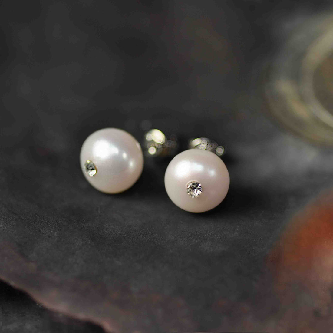 Witte zoetwater parel oorbellen met stras steentje, parel oorknopje, vooraanzicht liggend in schelp | Cadeau set zoetwater parel oorbellen Bling Mea Box One