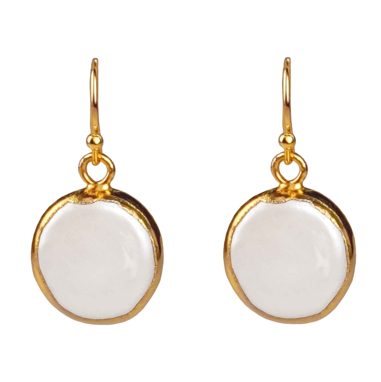 Vooraanzicht van witte zoetwater parel oorbellen met goud edelstaal | One Gold Coin Pearl