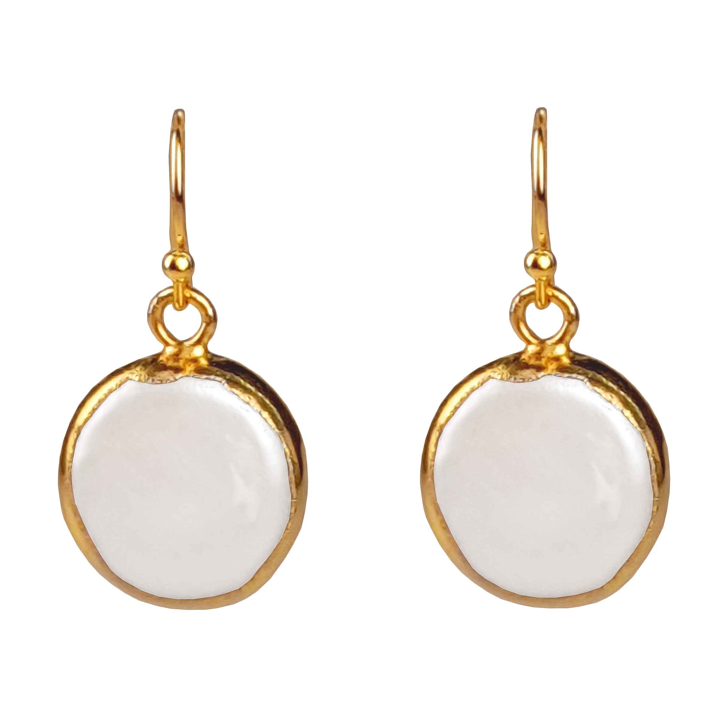Vooraanzicht van witte zoetwater parel oorbellen met goud edelstaal | One Gold Coin Pearl