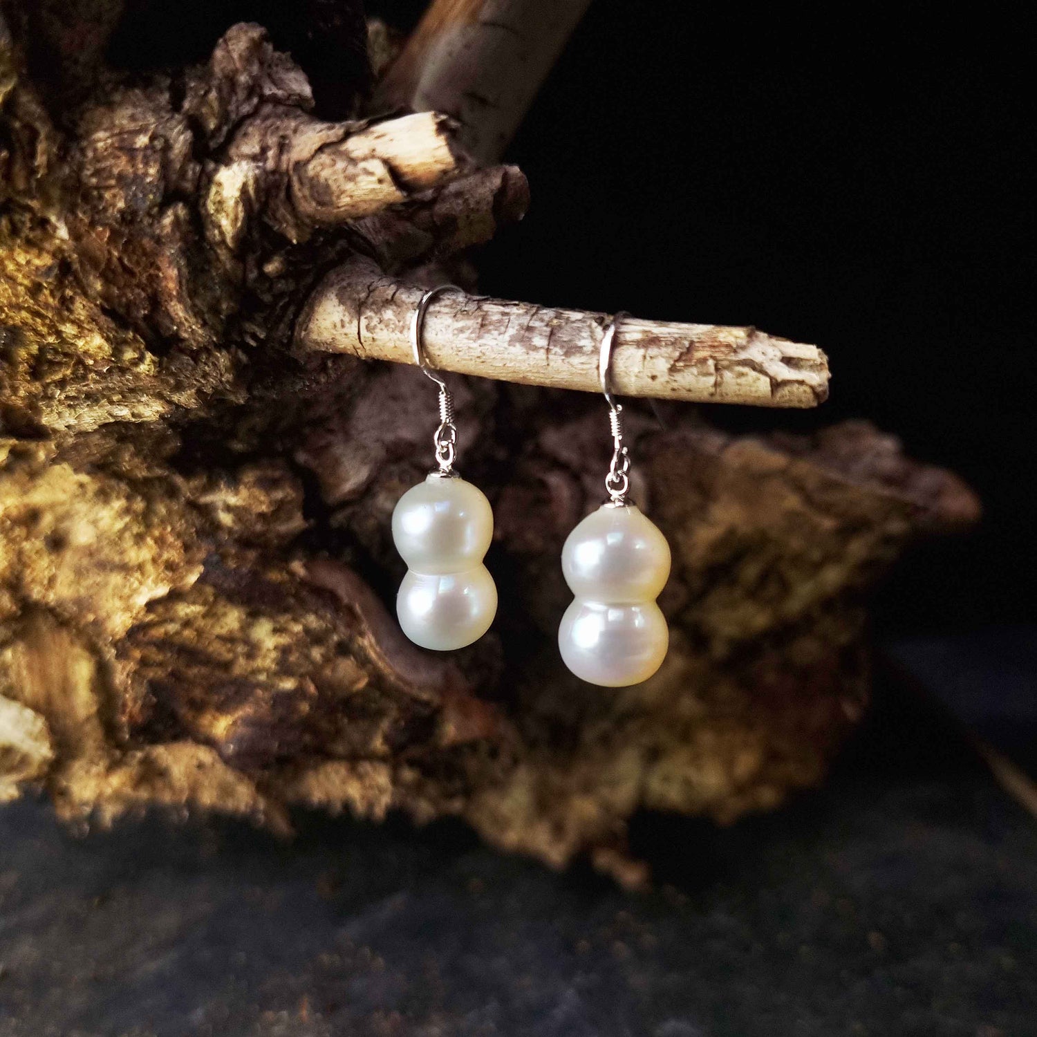 Zoetwater parel oorbellen met witte pinda parel en sterling zilver (925) hangend aan tak | Pearl Peanut