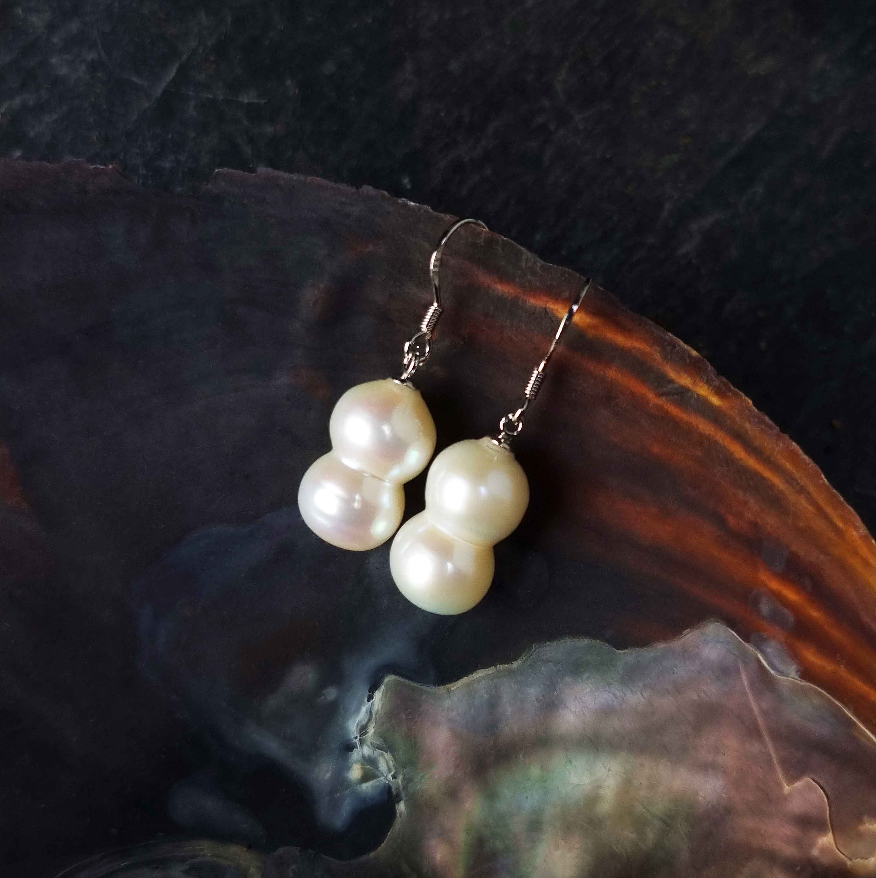 Zoetwater parel oorbellen met witte pinda parel en sterling zilver (925) hangend in schelp | Pearl Peanut