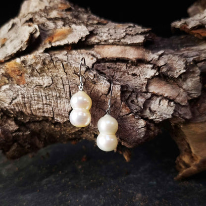 Zoetwater parel oorbellen met witte pinda parel en sterling zilver (925) hangend aan schors | Pearl Peanut