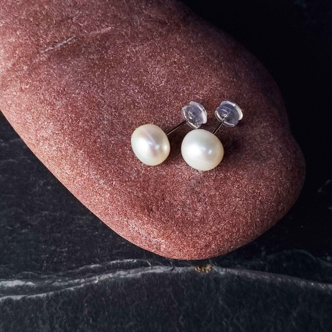 Witte zoetwater parel oorbellen, witte parel oorknopjes 10 mm met achtergrond rode steen | Pearl White 10 mm