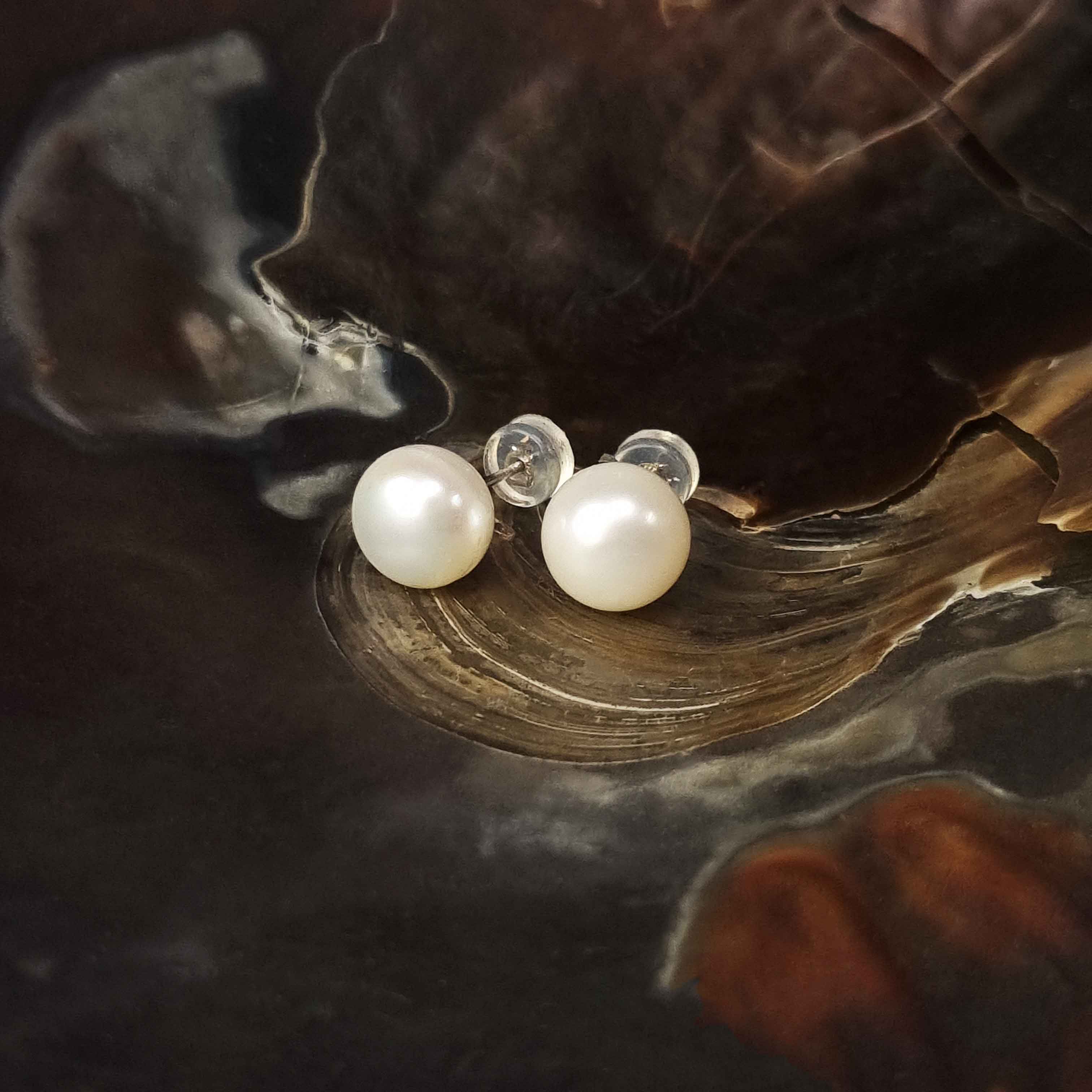 Witte zoetwater parel oorbellen, witte parel oorknopjes 10 mm, liggend in schelp | Pearl White 10 mm
