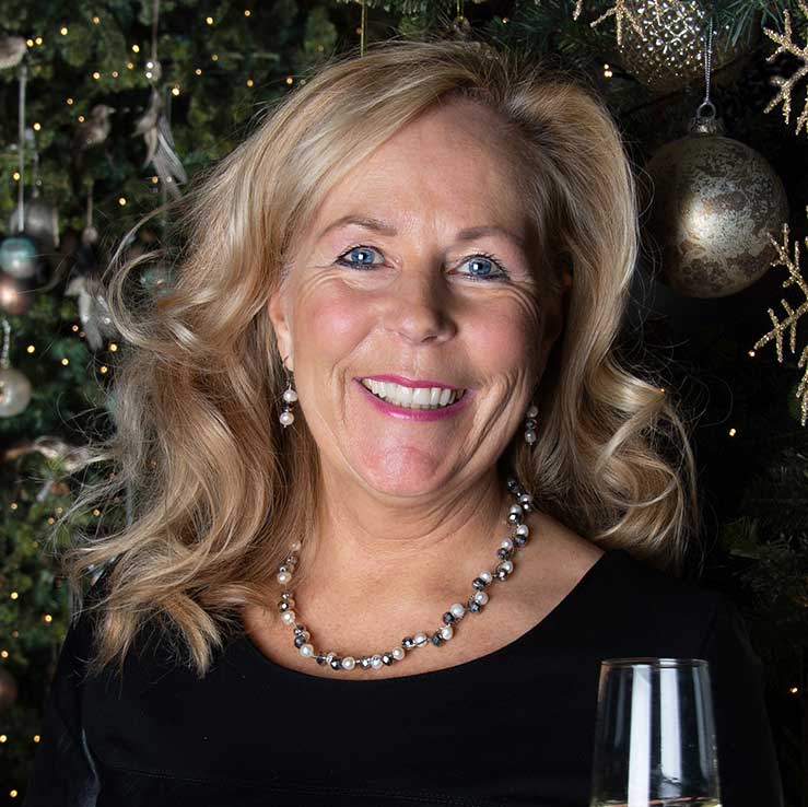 Zoetwater parel oorbellen met witte parels, zilver facet geslepen glaskristallen en zilver edelstaal gedragen door model| Silana