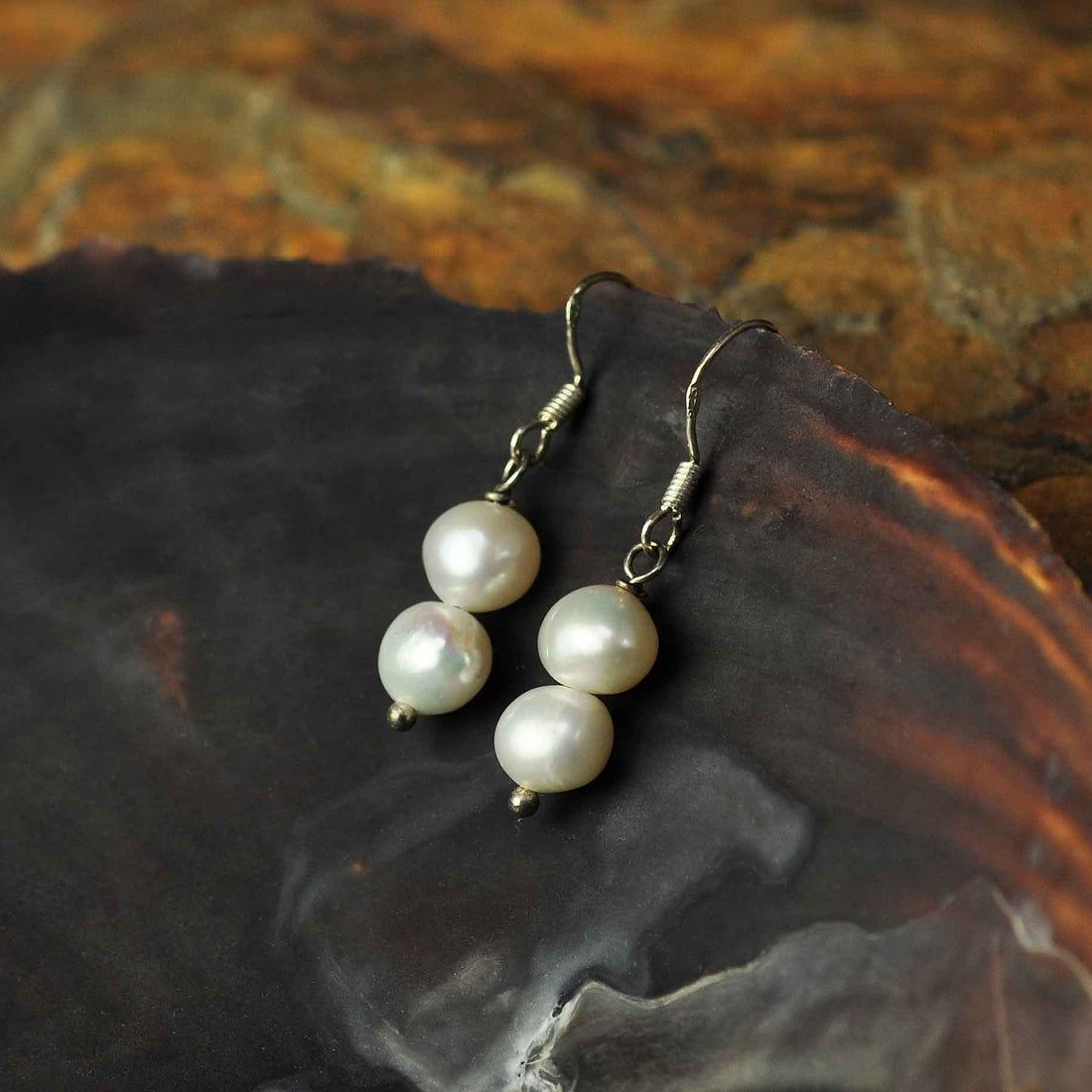 Zoetwater parel oorbellen met witte barok parels en sterling zilver hangend aan schelp | Wealca Two
