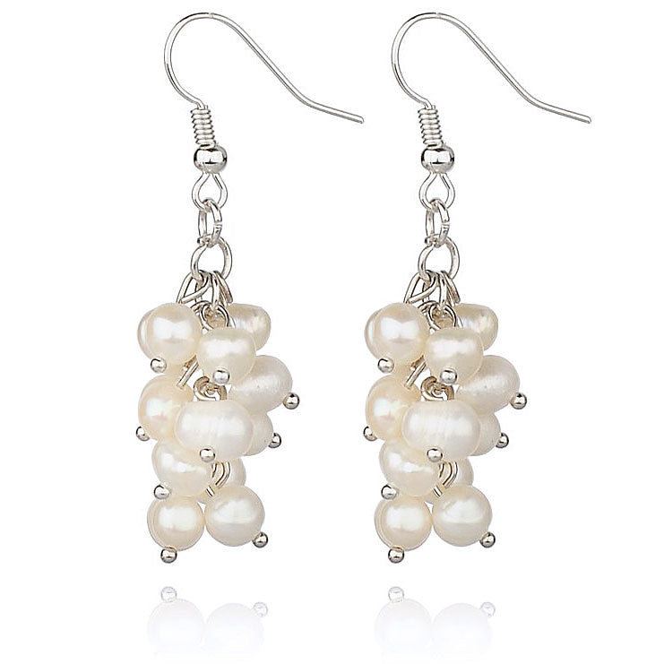 Zoetwater parel oorbellen met kleine witte pareltjes in een trosje met sterling zilver (925) | Winny