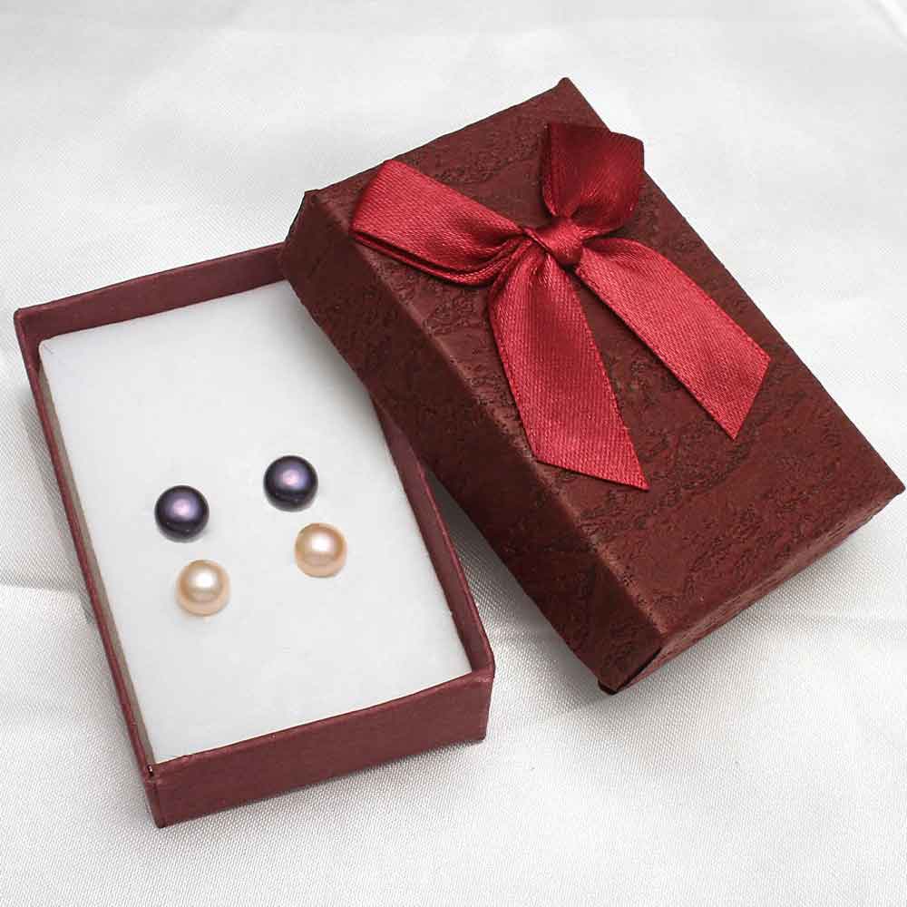 Cadeau set met parel oorbellen in zwart en zalm in rood sieraden doosje | Cadeau set zoetwater parel oorbellen Dea-Zea