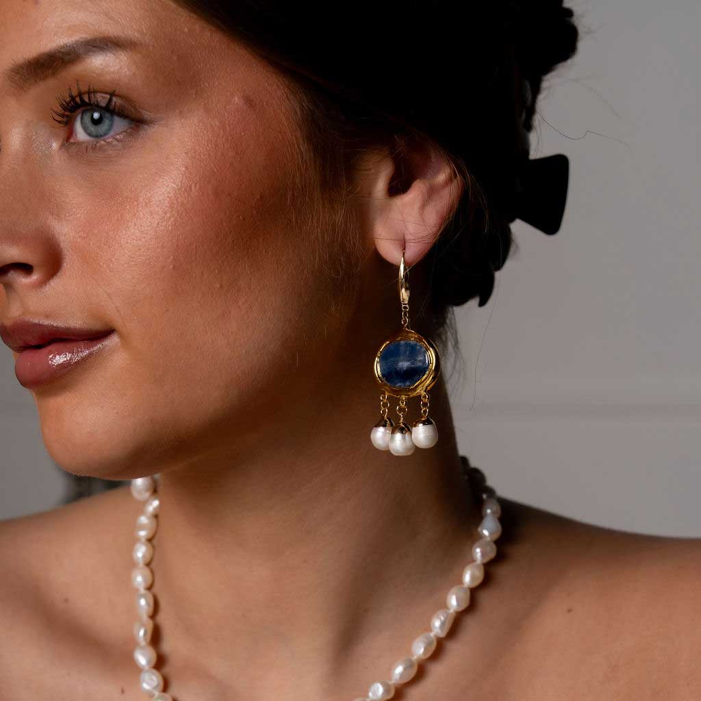Witte zoetwater parel oorbellen met blauwe edelsteen kyaniet en goud edelstaal met model detail | Editha Blue
