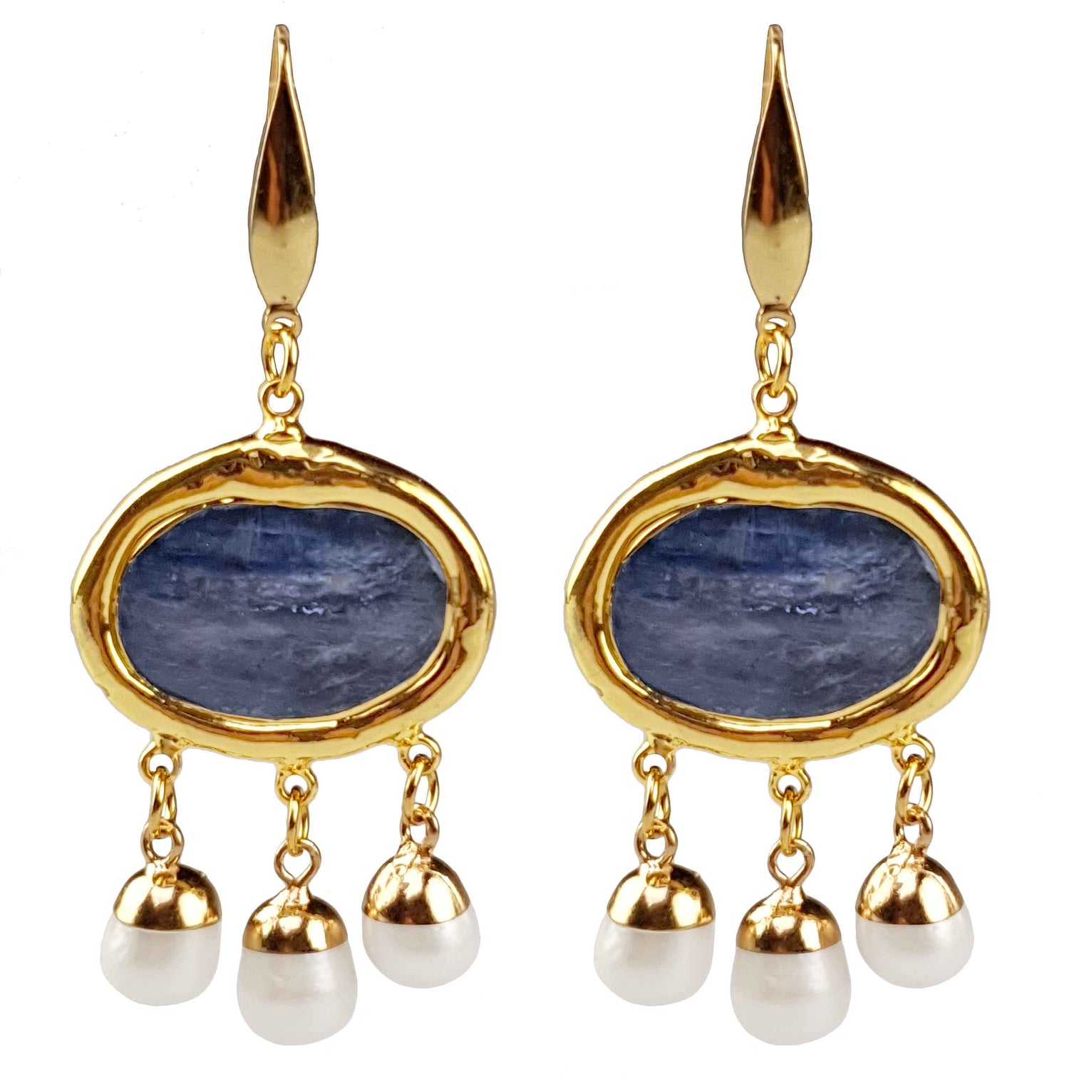 Witte zoetwater parel oorbellen met blauwe edelsteen kyaniet en goud edelstaal | Editha Blue