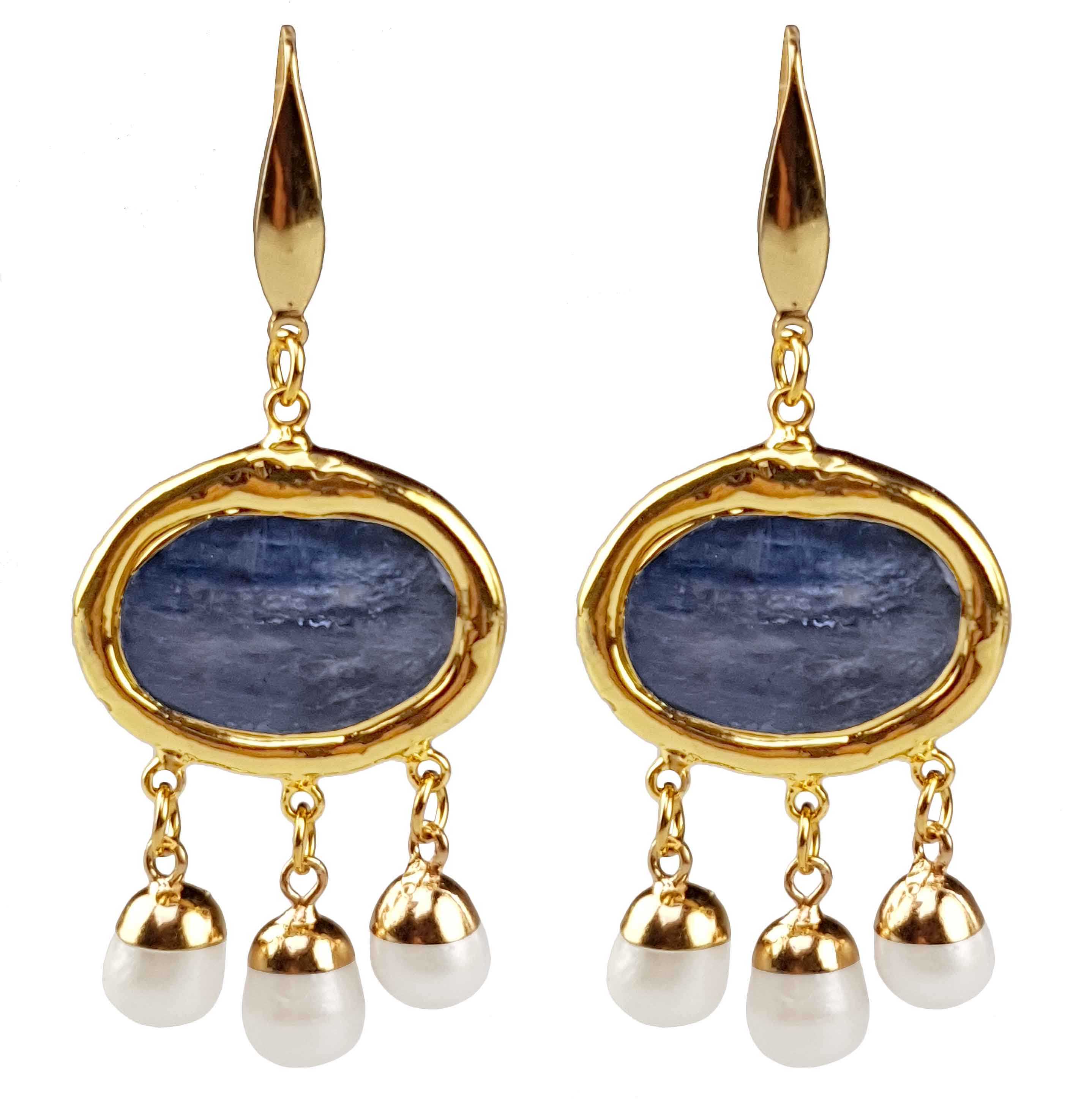 Witte zoetwater parel oorbellen met blauwe edelsteen kyaniet en goud edelstaal | Editha Blue