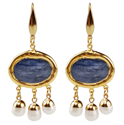 Witte zoetwater parel oorbellen met blauwe edelsteen kyaniet en goud edelstaal | Editha Blue