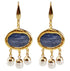Witte zoetwater parel oorbellen met blauwe edelsteen kyaniet en goud edelstaal | Editha Blue