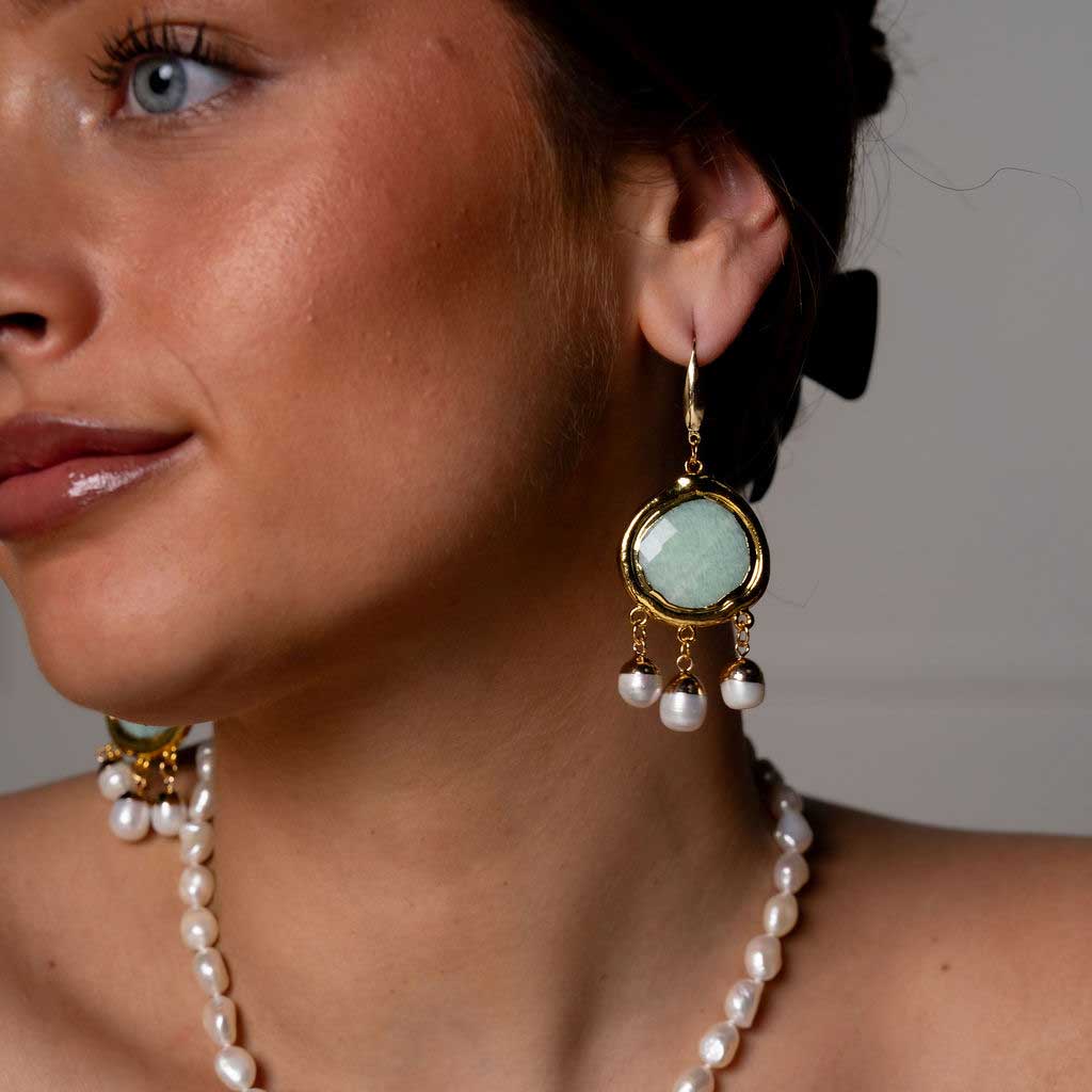 Witte zoetwater parel oorbellen met groene edelsteen amazoniet en goud edelstaal op model detail vooraanzicht | Editha Green