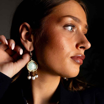 Witte zoetwater parel oorbellen met groene edelsteen amazoniet en goud edelstaal op model detail | Editha Green